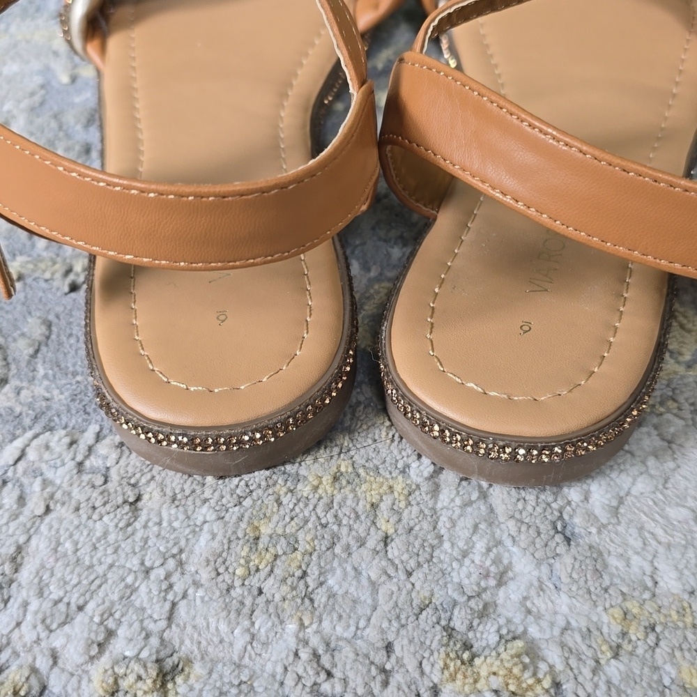 Via Rosa Caramel Elegant Tan Sandals with Gold Accents - Picture 4 of 10